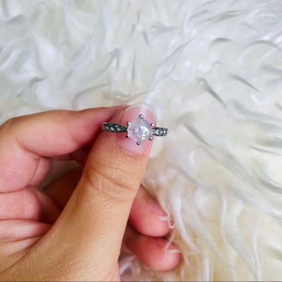 Jewelry - Ring size 7